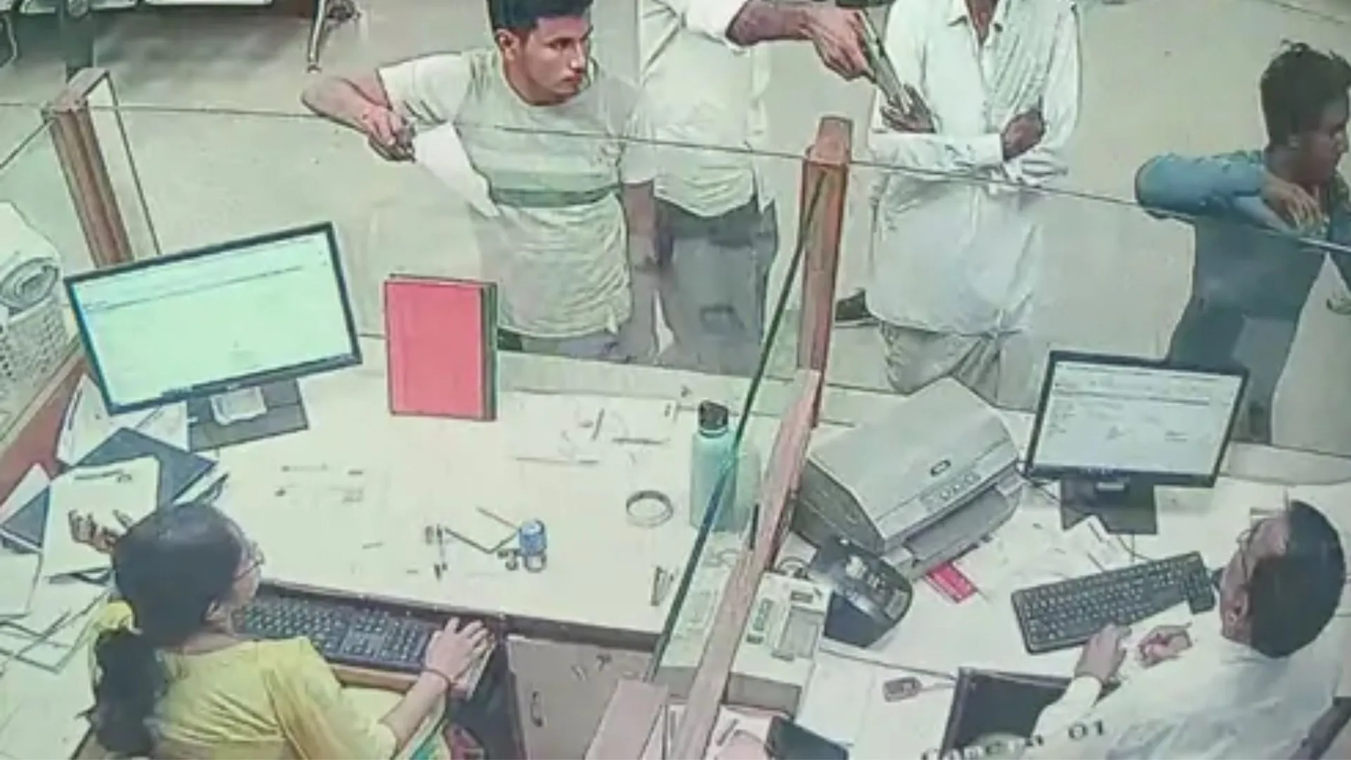 Bank Robbery in Punjab National Bank Alwar ग्राहक व बैंक कर्मचारियों पर पिस्तौल तानी, 4 मिनट में लूटा Cash