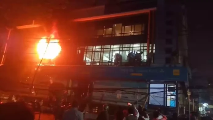 Fire Breaks Out at Canara Bank in Lucknow, Employees Escape Safely