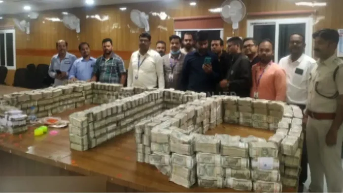 Rs.300 crore recovered in IT raid, SBI staff given duty to count cash