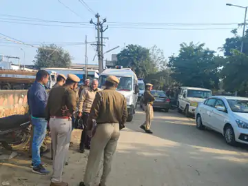 Robbers threatened Female Cashier, fired and looted money from Punjab National Bank