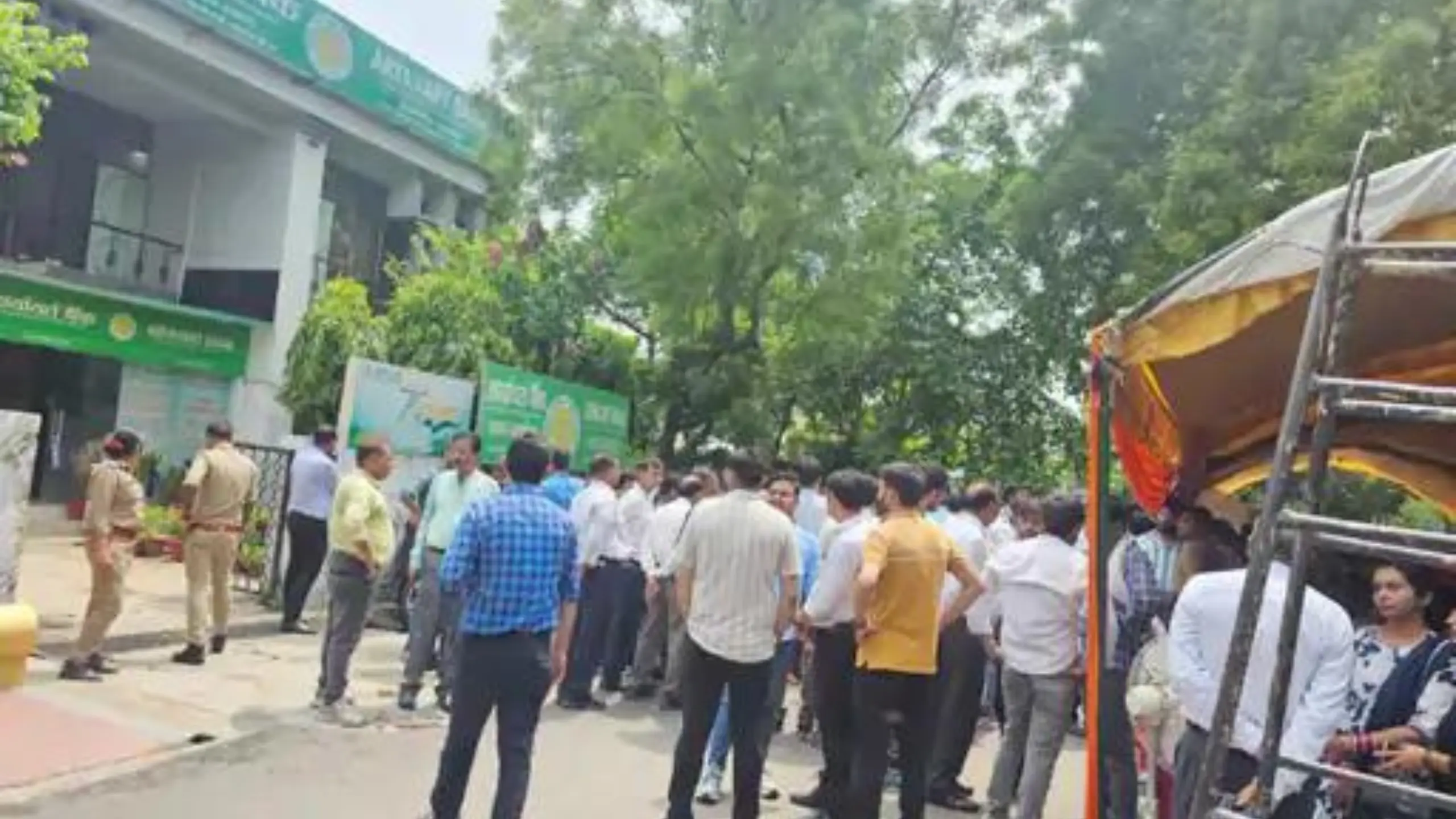 Protest against Aryavart Bank transfer policy in Lucknow, Bank employees surrounded head office