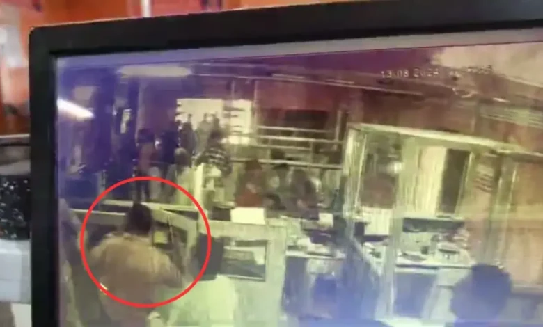 Video: Bank Employee in Deoria used Pistol to safeguard himself from customers