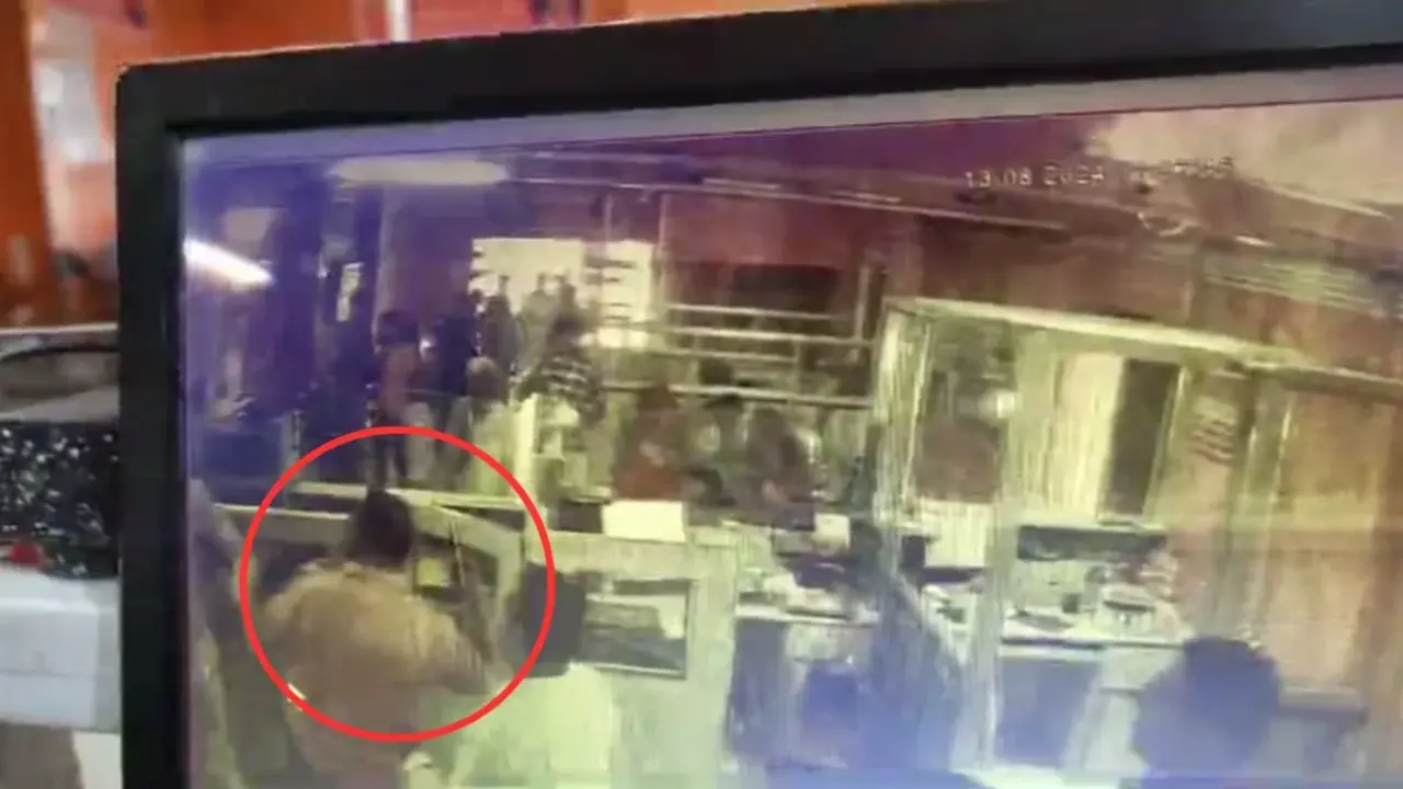 Video: Bank Employee in Deoria used Pistol to safeguard himself from customers