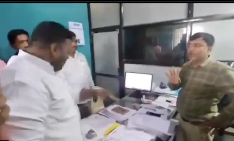 Video: Customer assaults Bank of Maharashtra Manager in front of Police