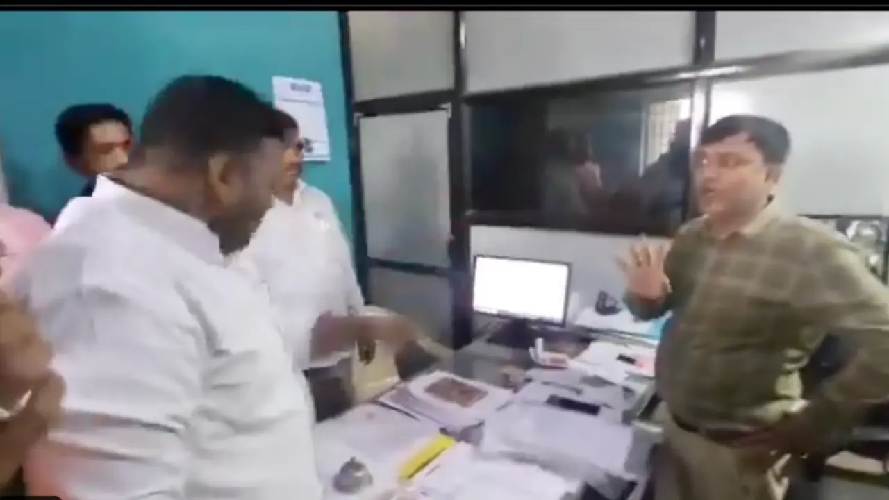 Video: Customer assaults Bank of Maharashtra Manager in front of Police