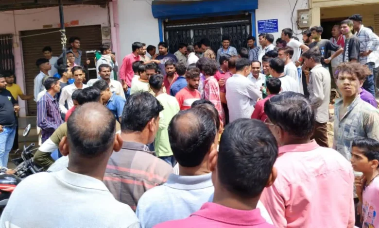 Robbery at Madhya Pradesh Gramin Bank, Robbers opened Fire inside Bank, Staff Injured