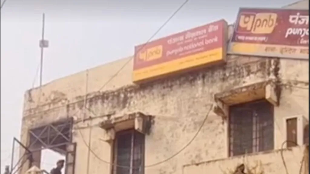 Robbery attempted at Punjab National Bank in Barabanki, Robbers could not break Lockers