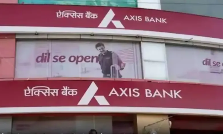 Bank Robbery in Axis Bank, Robber also attacked Police