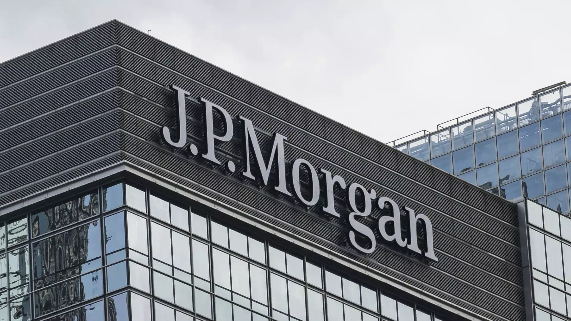 JPMorgan Chase Employee Briefly Fired After Questioning CEO on Return-to-Office Policy