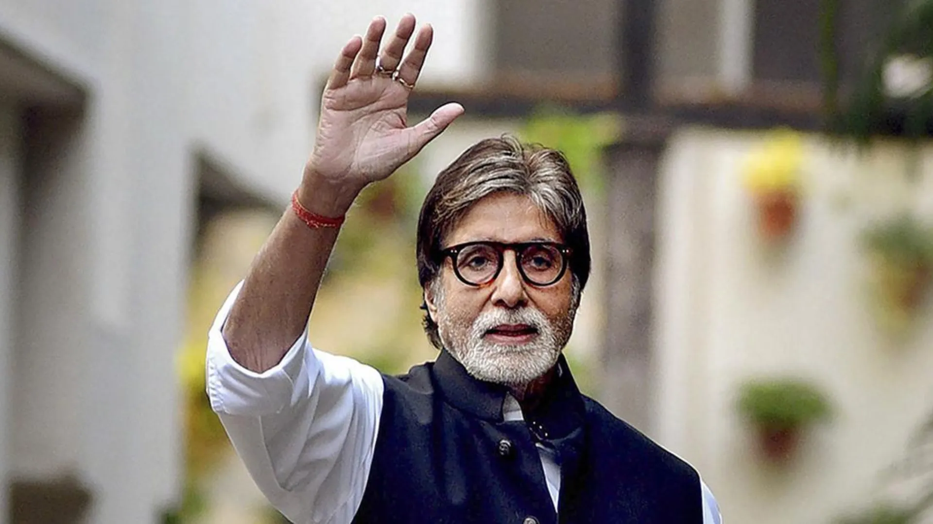 Amitabh Bachchan Becomes India's Highest Tax-Paying Celebrity, Pays ₹120 Crore on ₹350 Crore Earnings