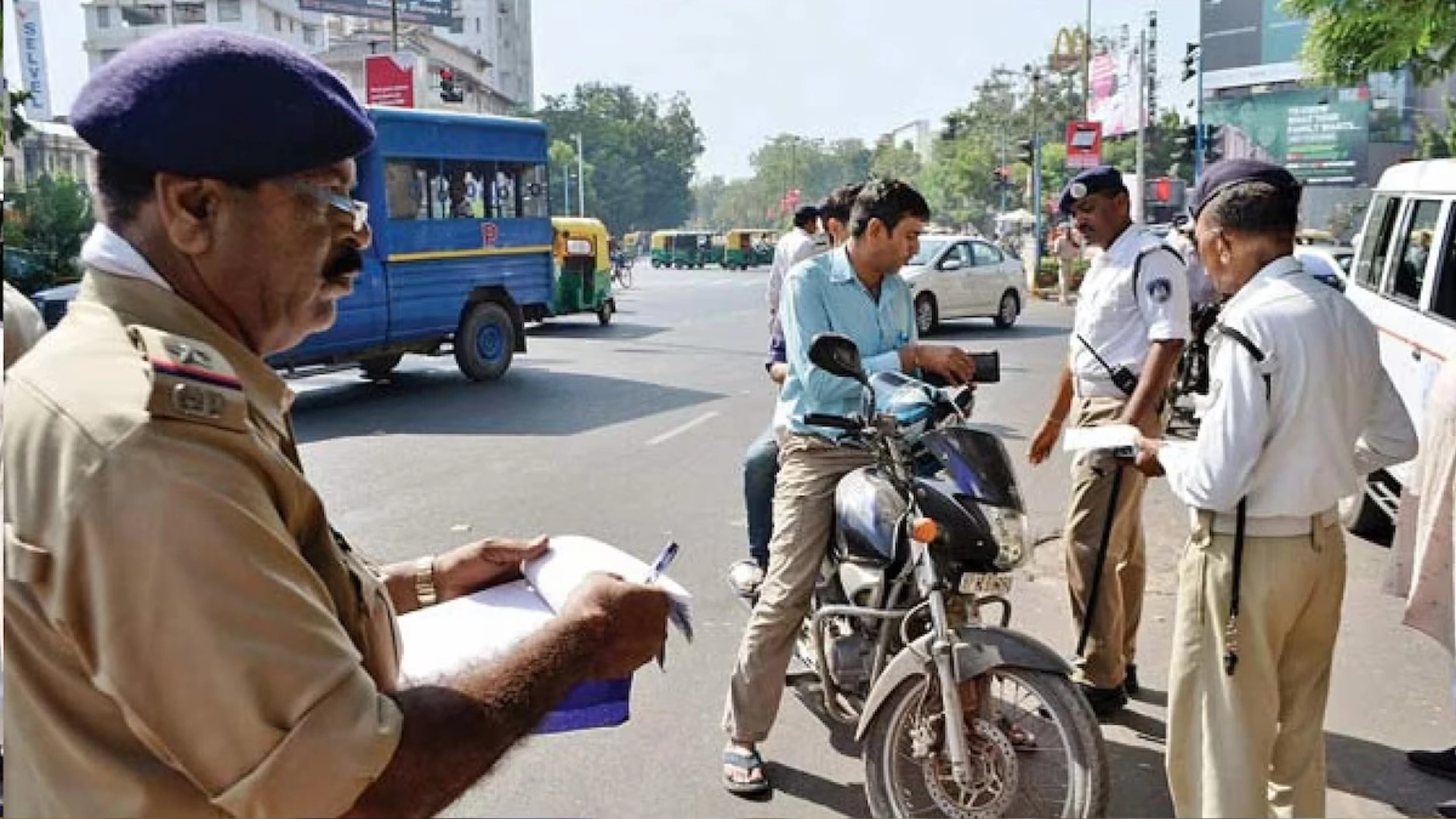 Delhi Government to Fine Vehicles Without Colour-Coded Stickers