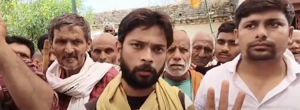 Villagers in Nahi Jyuniyan village in Kanpur Dehat explaining their problems 