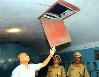 Hole made in Train to loot cash in Tamil Nadu