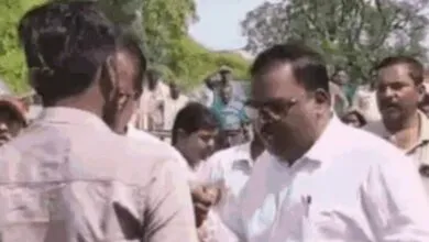 Tehsildar suspended for grabbing Collar of a Farmer in MP