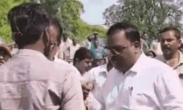 Tehsildar suspended for grabbing Collar of a Farmer in MP