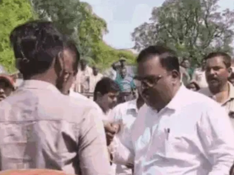 Tehsildar suspended for grabbing Collar of a Farmer in MP