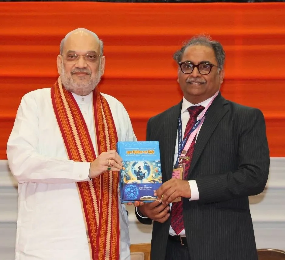 Shri Amit Shah, Union Minister of Home and Minister of Cooperation, Shri Ajay Kumar Srivastava, Managing Director & CEO of Indian Overseas Bank releasing ‘Gyaan Kshitij par Hindi’ (Hindi on the Horizon of Knowledge), a book published by Indian Overseas Bank