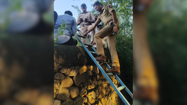 A bag of money and gold bangles recovered
