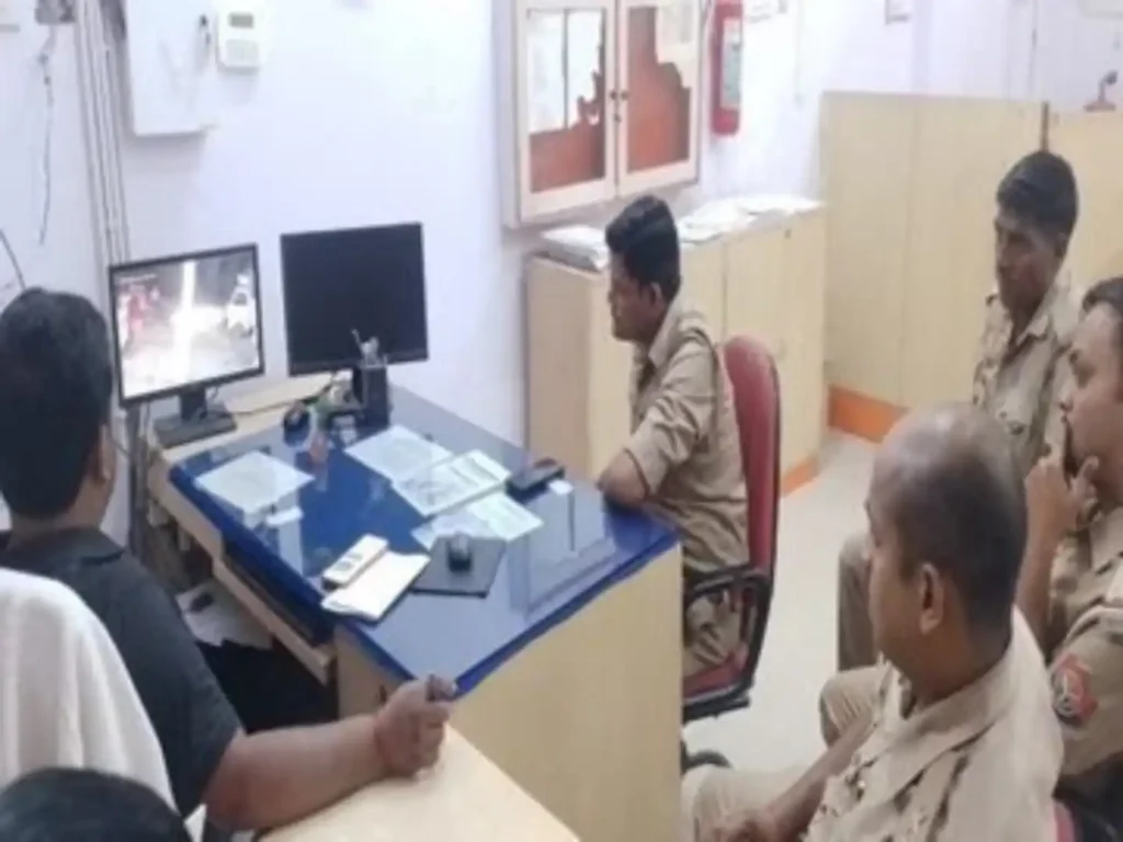 Bank of Baroda Manager beaten with Hockey Sticks in Ayodhya Uttar Pradesh