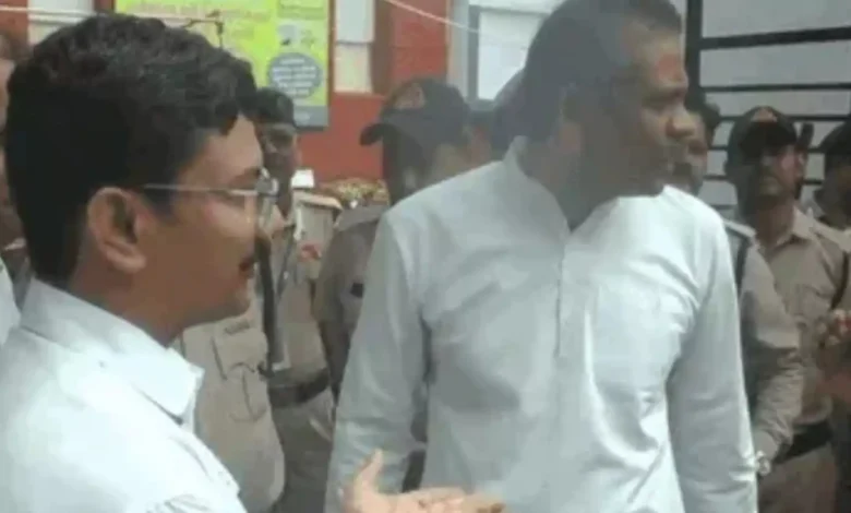 Protest outside SBI Branch in Bhopal over Account Freeze