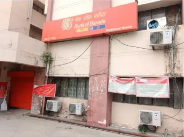Bank of Baroda Manjhanpur Branch Closed with Half shutter down during Business hours
