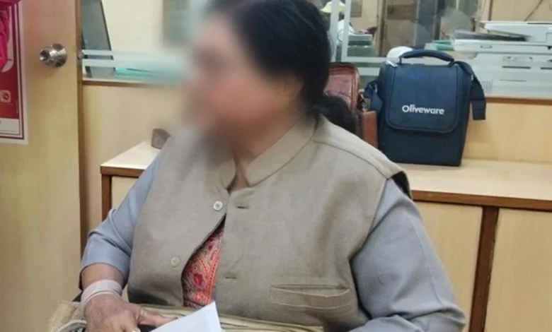 woman in lucknow who was saved by PNB staff from falling victim to digital arrest