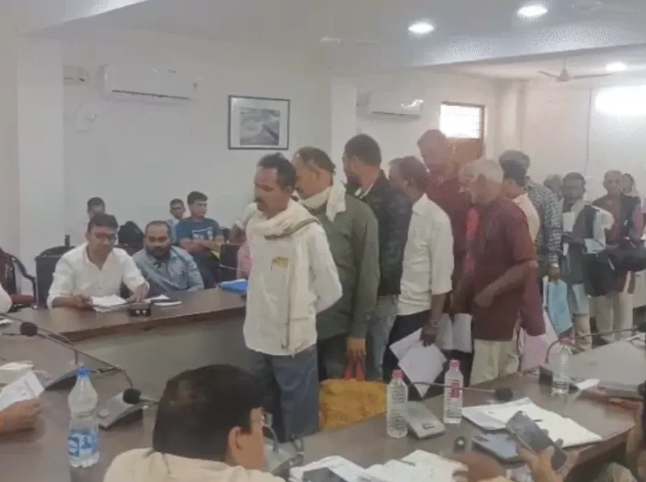 Customers of MP District Cooperative Bank file complaint with District Administration