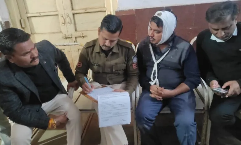 SBI Employee explaining his ordeal to the Police