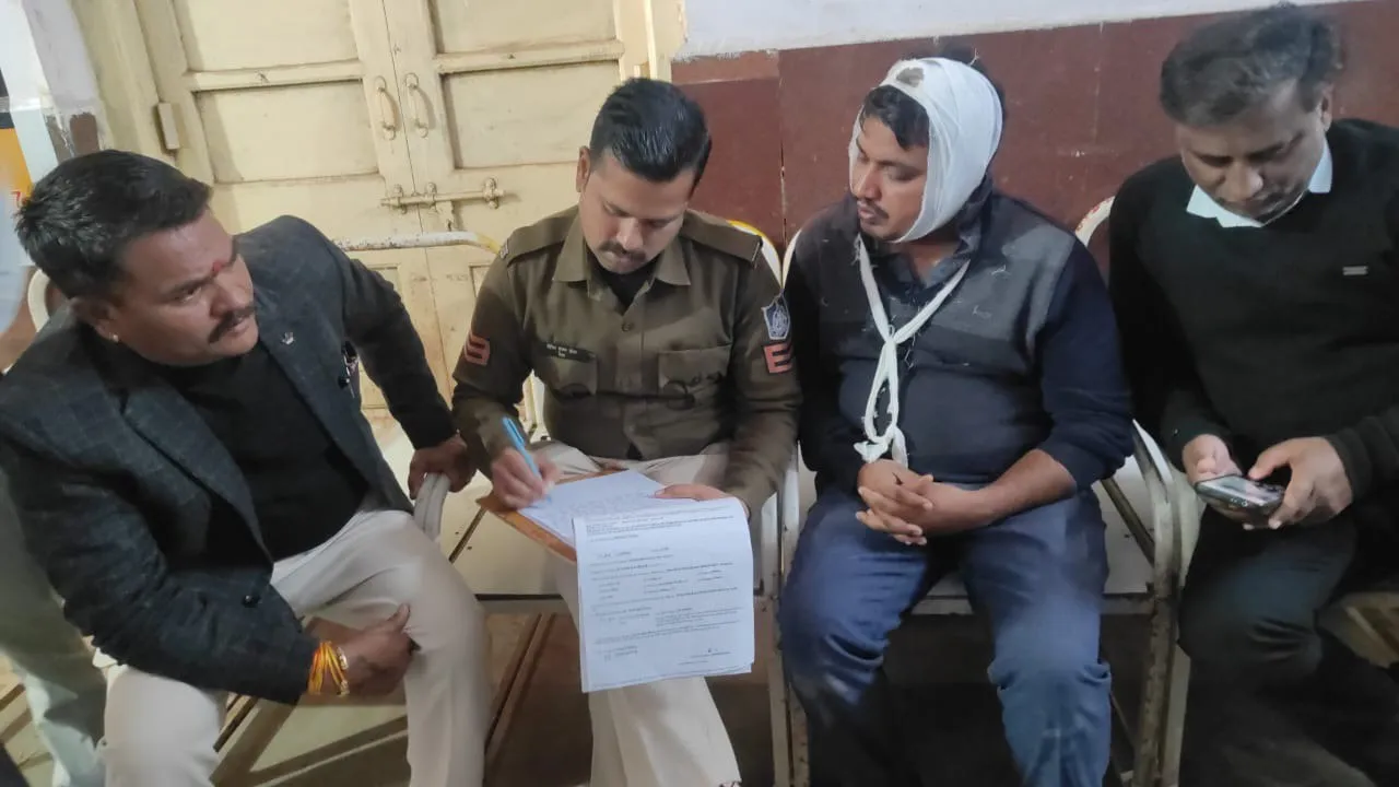 SBI Employee explaining his ordeal to the Police