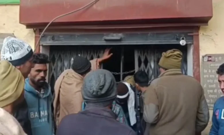 Villagers Lock UP Gramin Bank Branch in Chausana Over Cash Shortage