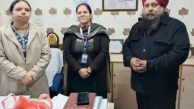 SBI Manager with Customer in Patiala. The manager returned gold ornaments of customer who left the gold in bank by mistake.