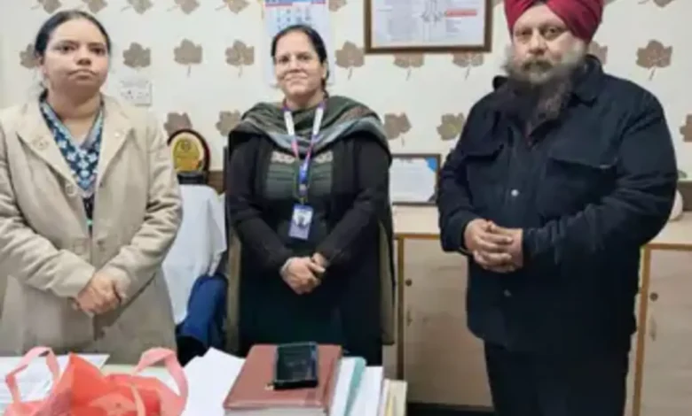 SBI Manager with Customer in Patiala. The manager returned gold ornaments of customer who left the gold in bank by mistake.