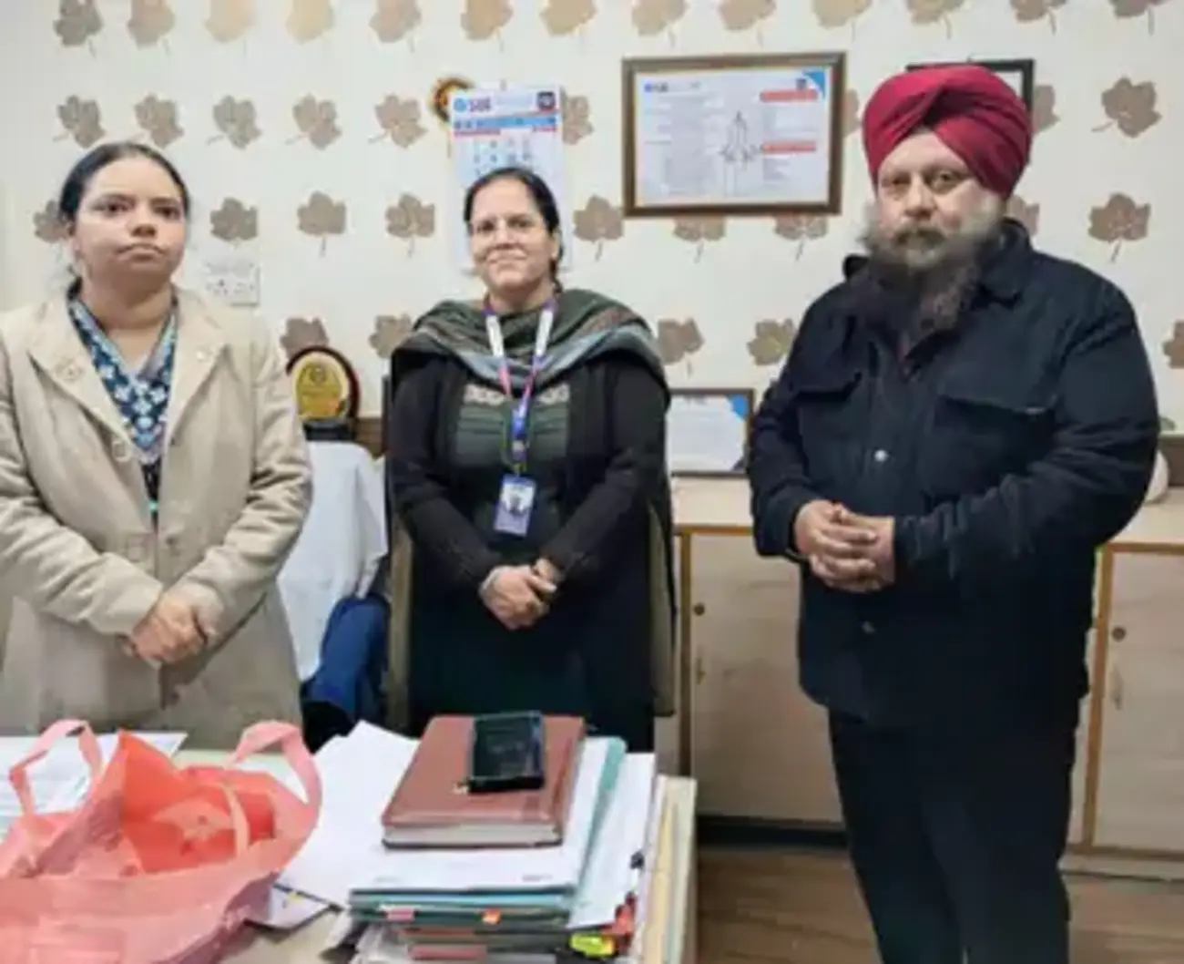 SBI Manager Sets Example of Honesty, Returns Customer’s Gold Ornament