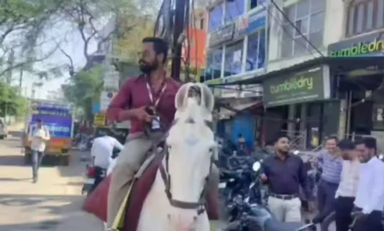 Fuel Shortage Panic in Madhya Pradesh: Bank Employee Rides Horse to Office in Dewas