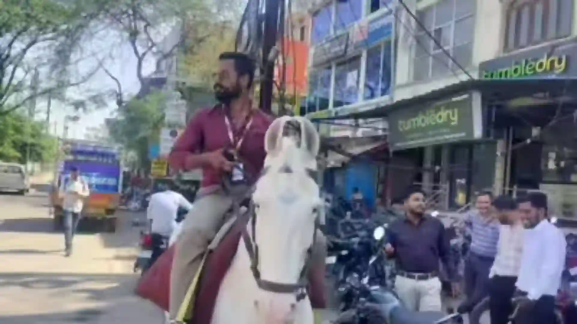 Fuel Shortage Panic in Madhya Pradesh: Bank Employee Rides Horse to Office in Dewas