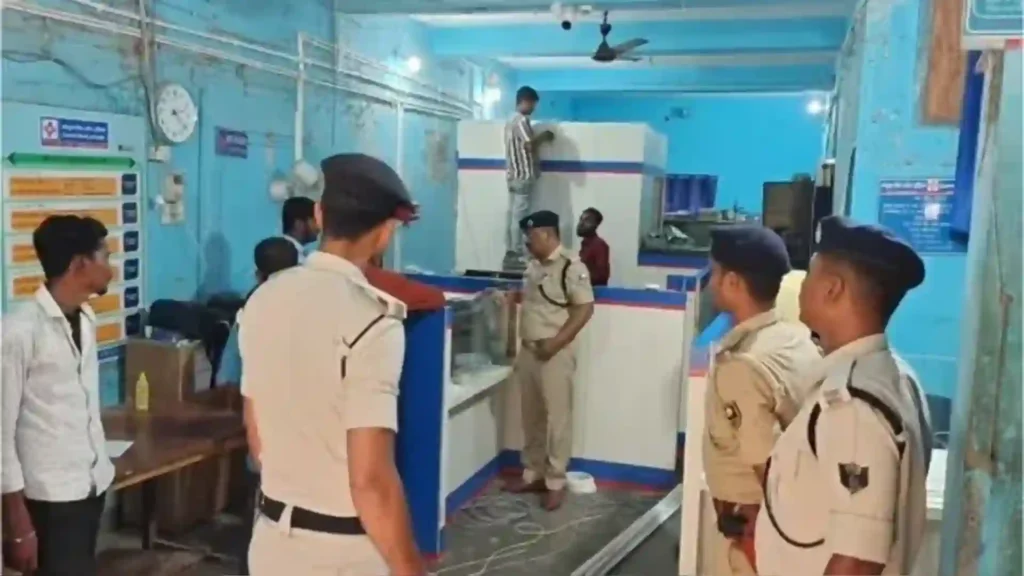 Daylight Bank Robbery in Madhepura: Armed Miscreants Loot ₹1.30 Lakh from Central Bank Branch