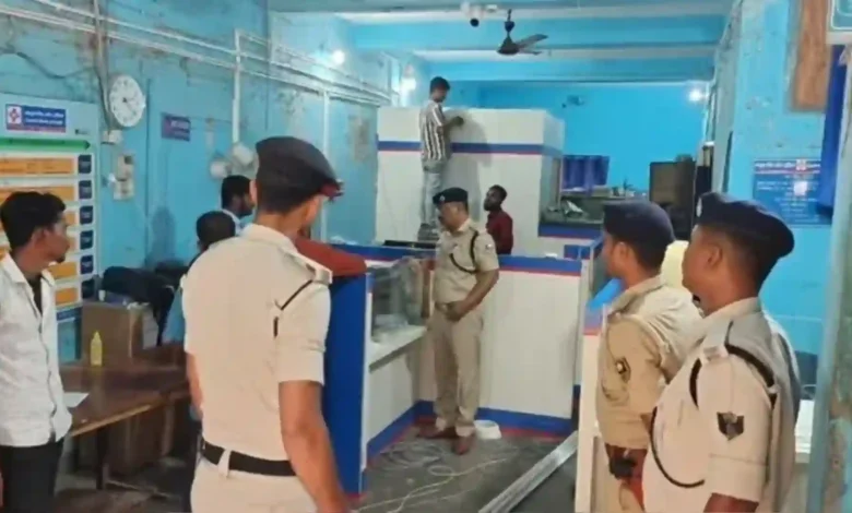 Daylight Bank Robbery in Madhepura: Armed Miscreants Loot ₹1.30 Lakh from Central Bank Branch