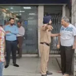 Man arguing with police outside SBI branch in Chandigarh