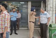 Man arguing with police outside SBI branch in Chandigarh