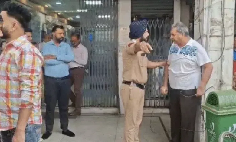 Man arguing with police outside SBI branch in Chandigarh