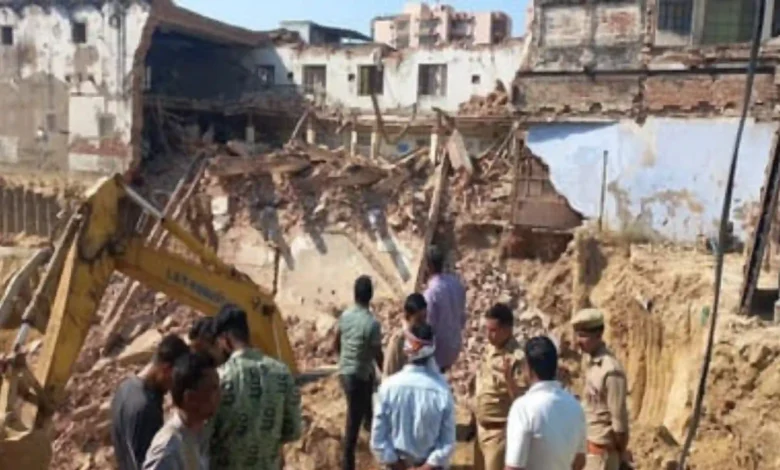 The building of Canara Bank in Belanganj Bhairav Bazaar, Agra, suddenly collapsed, causing panic in the area.