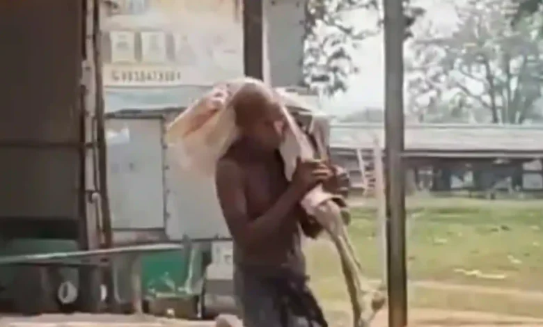 Man brings Dead Sister's skeleton to Bank to withdraw Cash