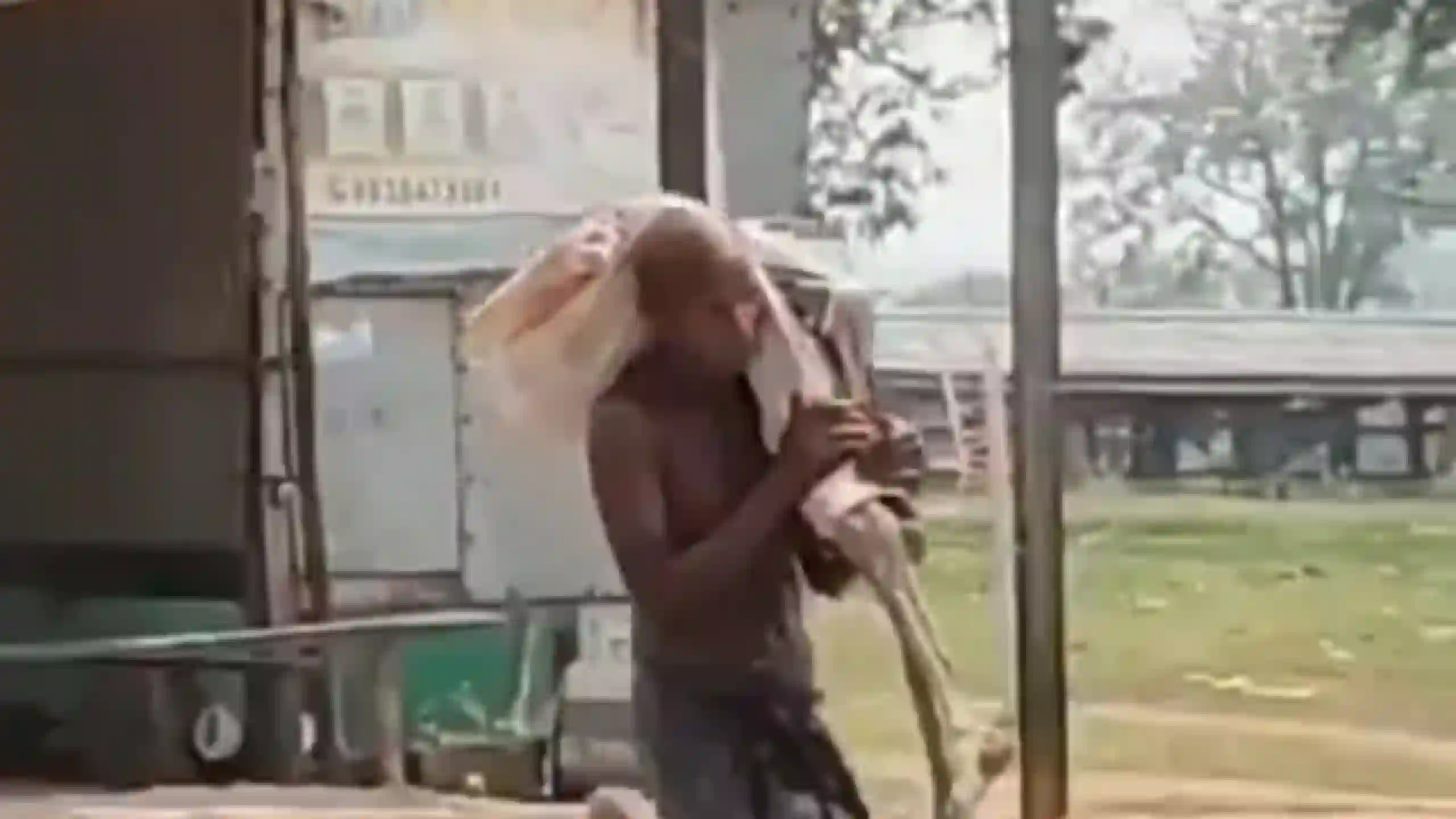 Man brings Dead Sister's skeleton to Bank to withdraw Cash