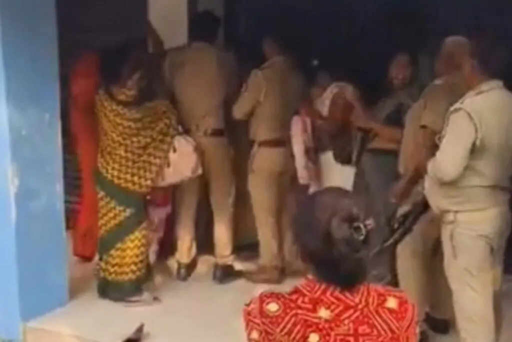 Women fight at UP Gramin Bank in Deoria