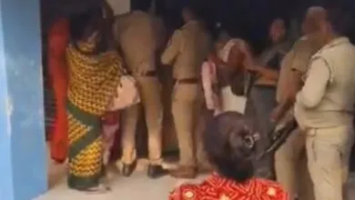 Women fight at UP Gramin Bank in Deoria