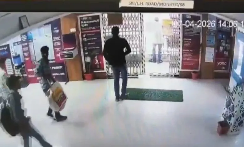 Big Robbery in SBI Gujarat