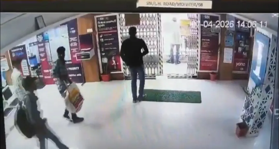 Big Robbery in SBI Gujarat, Rs.50 lakh cash looted