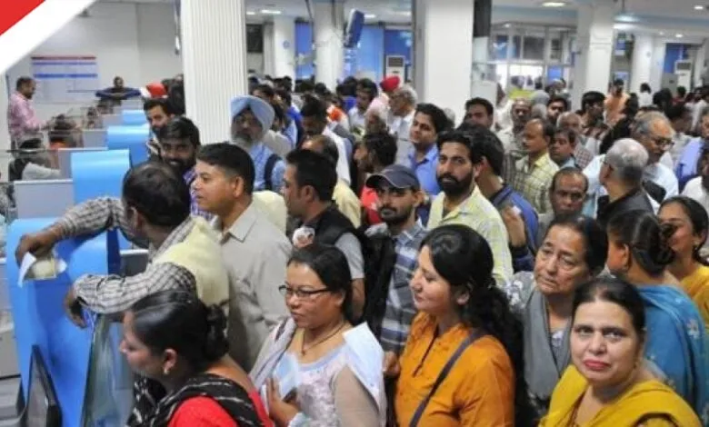 Huge Rush in Banks in West Bengal due to Annapurna Yojana