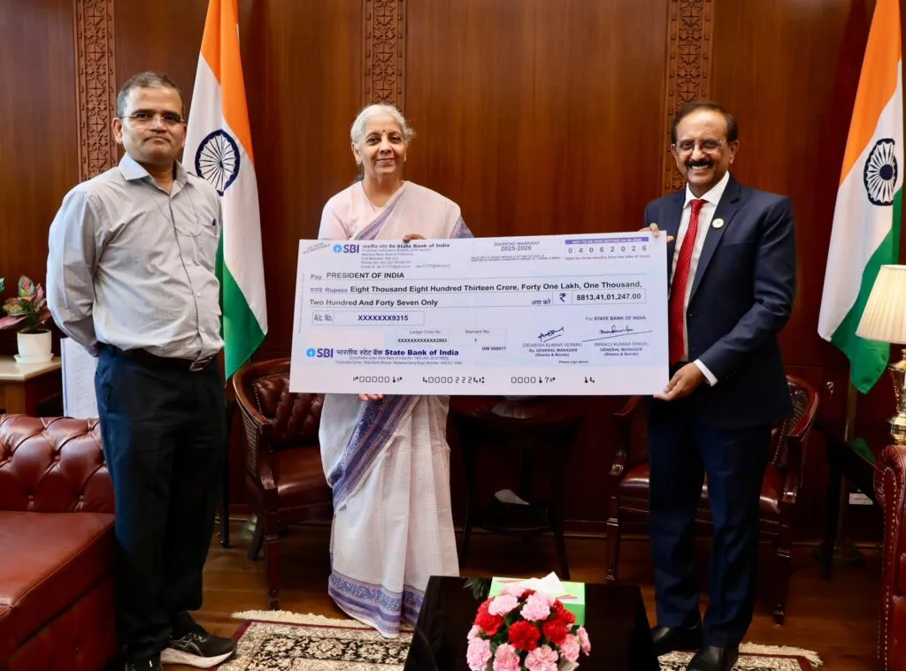 SBI pays Dividend of Rs 8813 crore to Govt