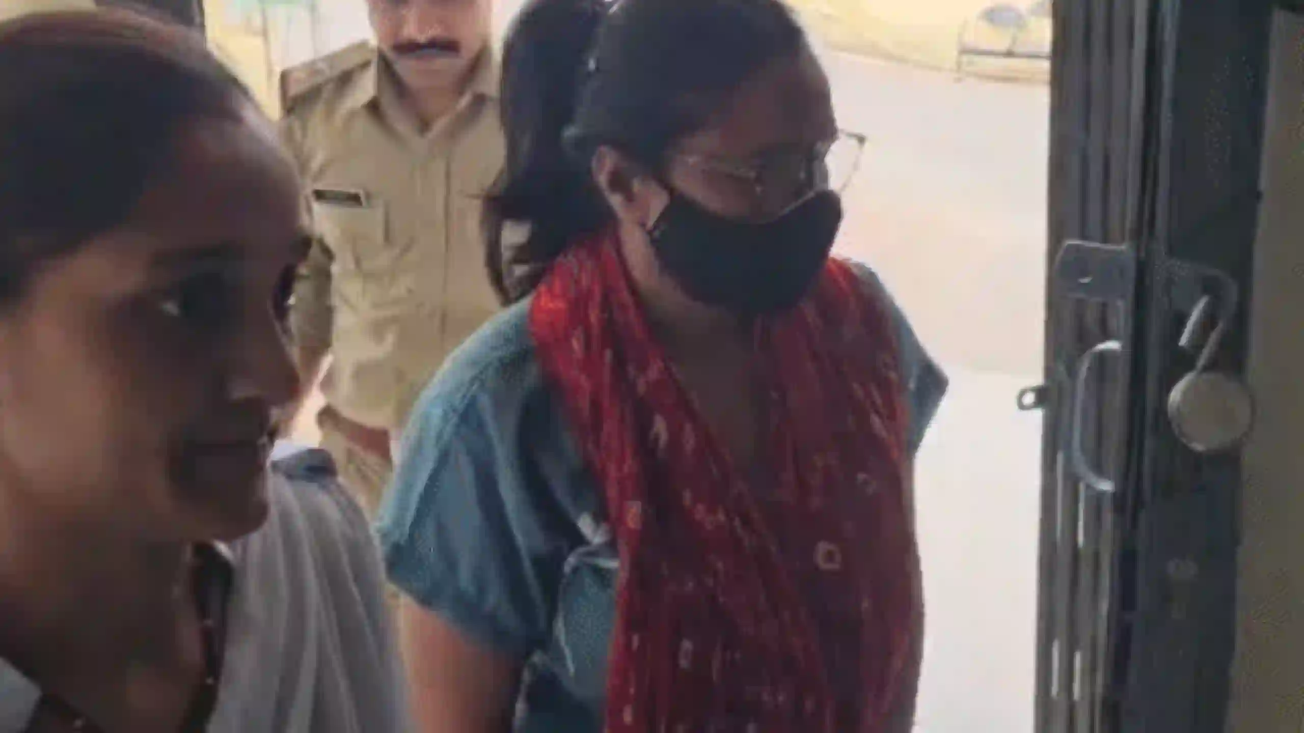 Bank Female Cashier arrested for embezzling money in Madhya Pradesh
